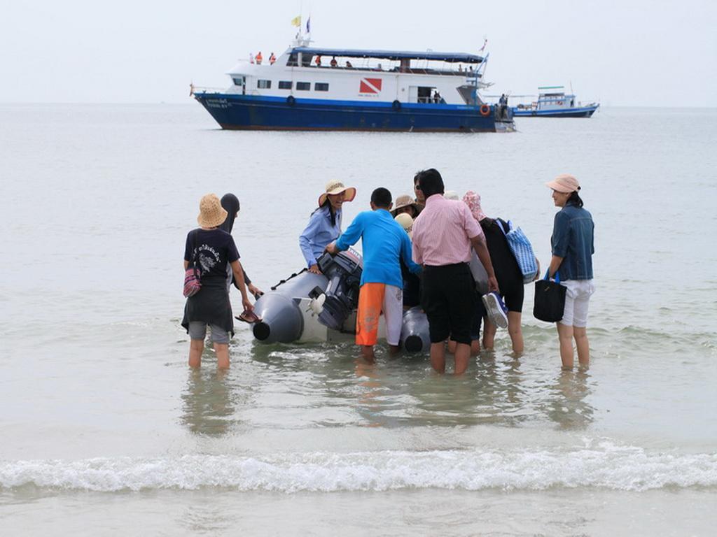 Готель Baan Chumphon Pathio Екстер'єр фото