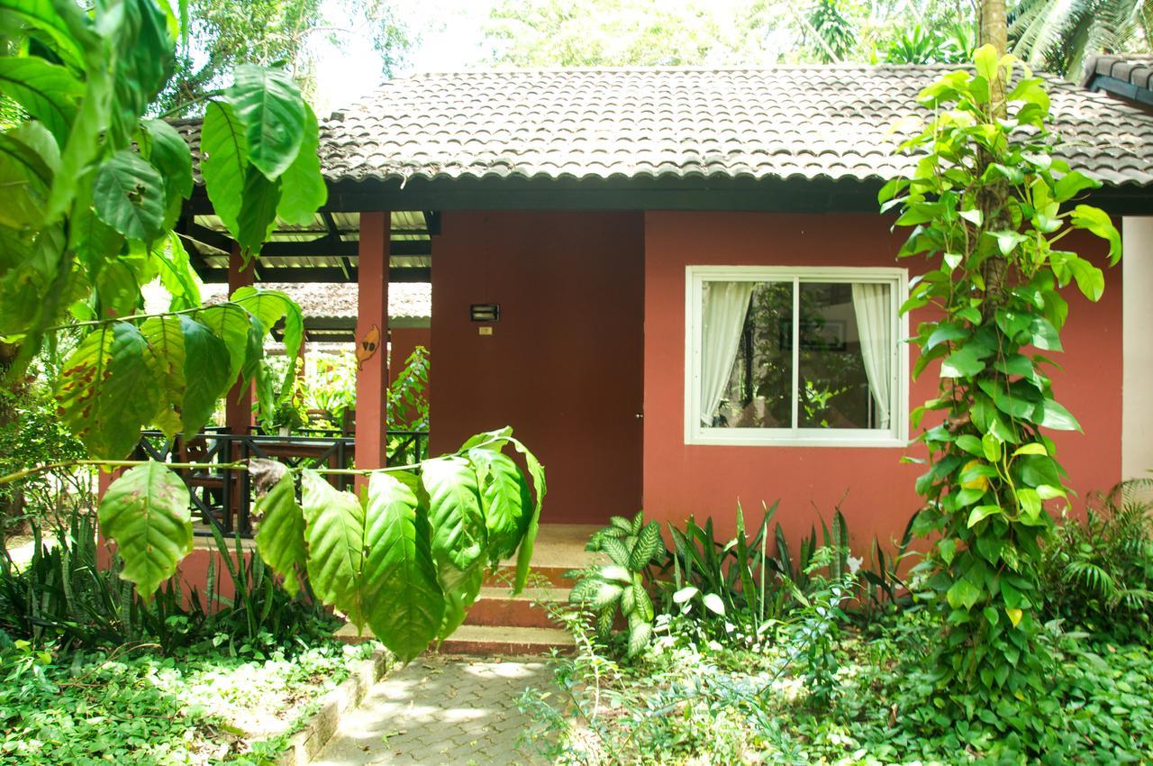 Готель Baan Chumphon Pathio Екстер'єр фото