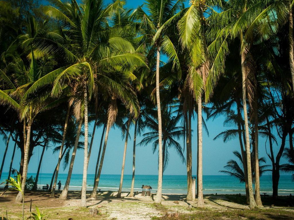 Готель Baan Chumphon Pathio Екстер'єр фото