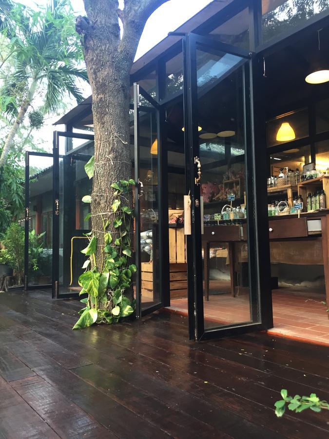 Готель Baan Chumphon Pathio Екстер'єр фото